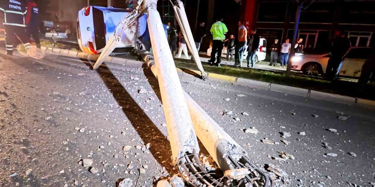 Kontrolden Çıkan Otomobil, Direği Ve Ağacı Devirdi: 2 Kişi Yaralandı, Kurtarma Anları Kamerada
