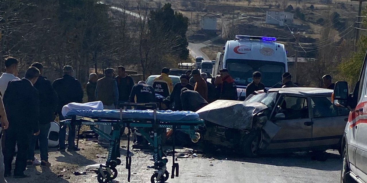 Otomobil Hafif Ticari Araçla Çarpıştı: 3 Yaralı