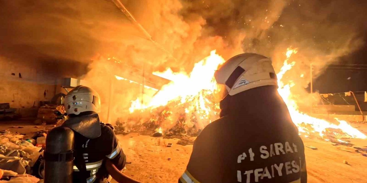 Aksaray’da Alevli Gece: Geri Dönüşüm Tesisi Alev Alev Yandı