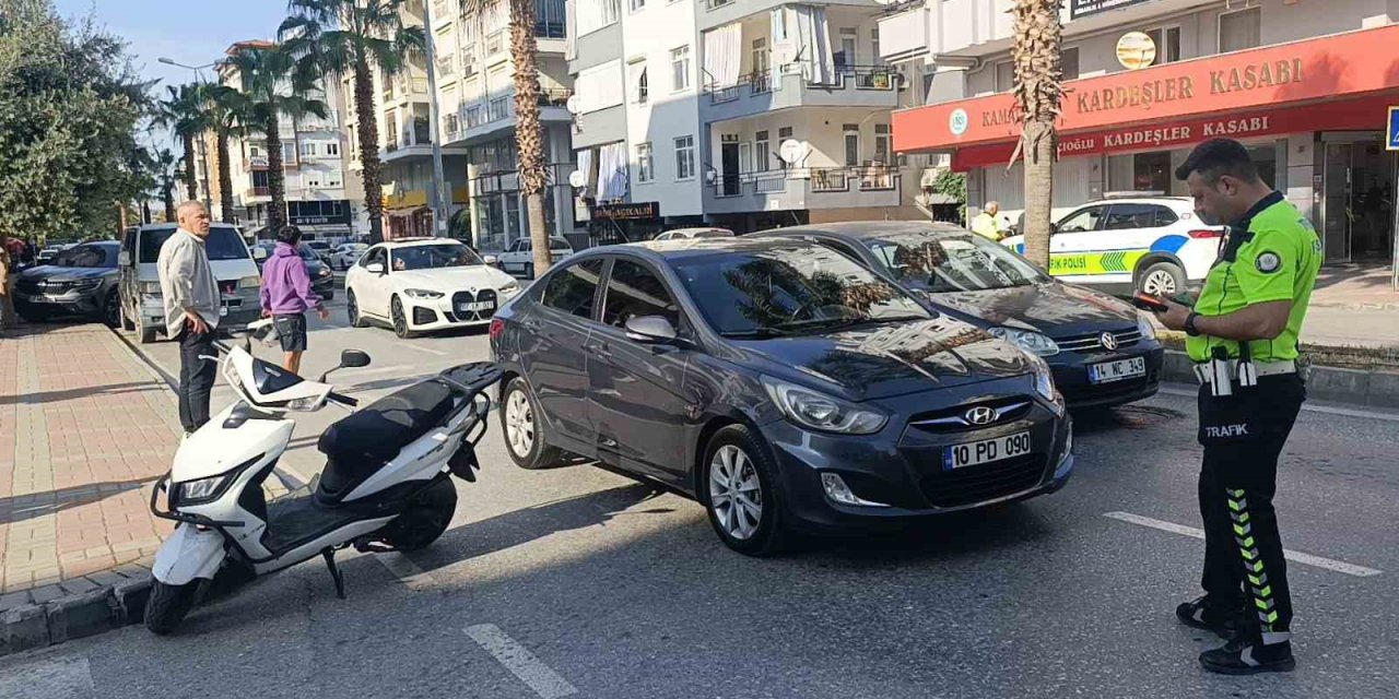 Otomobilin Sağından Geçmek İsterken Aynı Yöne Dönmek İsteyen Otomobile Çarptı