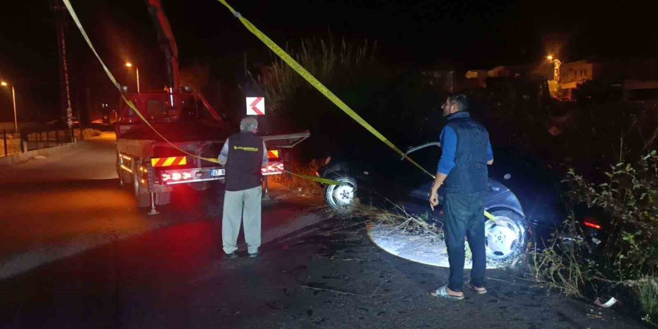 Sulama Kanalına Uçan Araçtan Ekipler Kurtardı, Alkolmetreyi Üflemeyince Ehliyetine El Konuldu