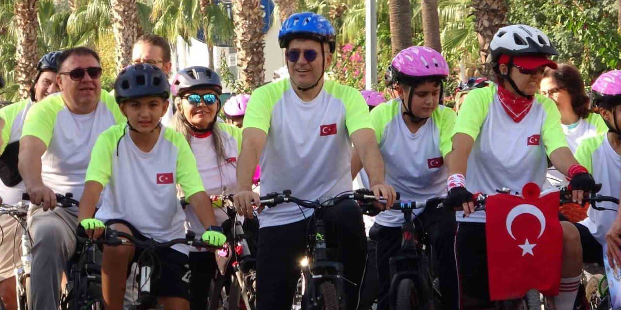 Mersin’de Yaşlısından Gencine Bisiklet Tutkunları Pedal Çevirdi