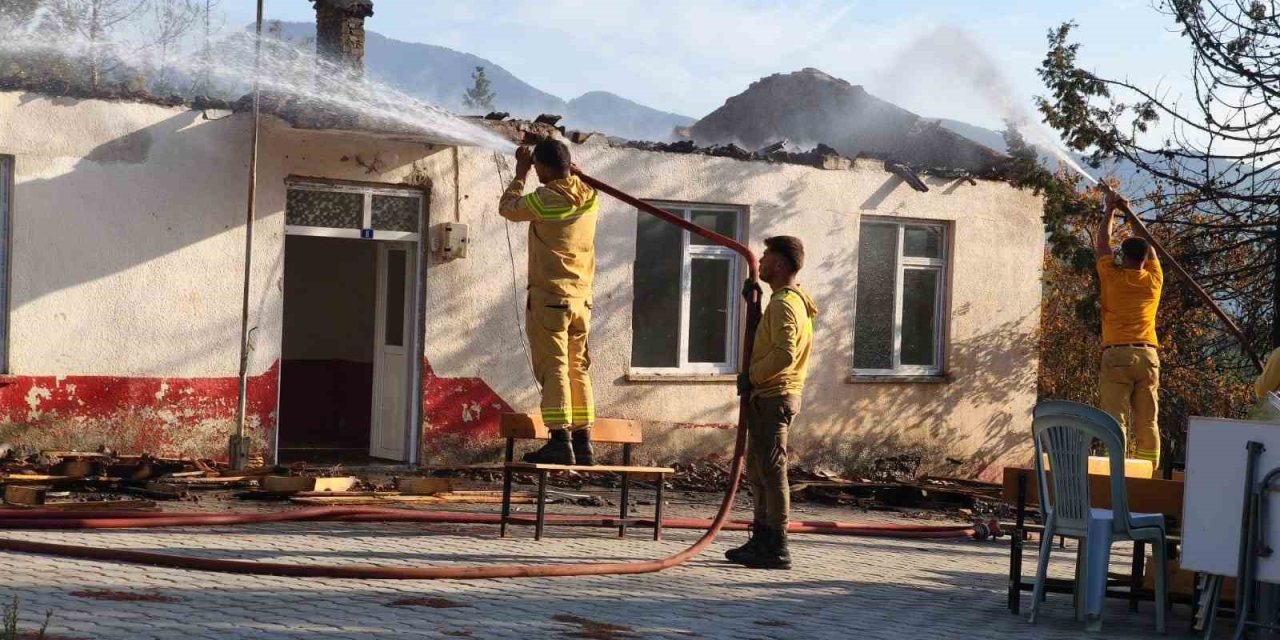 Antalya’da Ormanlık Alanda Çıkan Yangında Eski Okulun Çatısı Yandı
