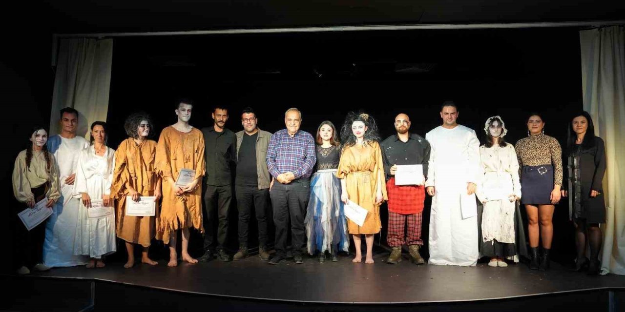 Tarsuslu Genç Oyuncular Modern Macbeth Uyarlamasıyla Sahne Aldı