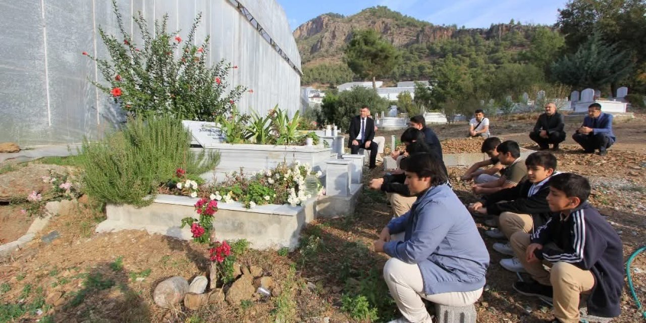 Bozyazı’da Vefat Eden Öğretmen Kabri Başında Anıldı