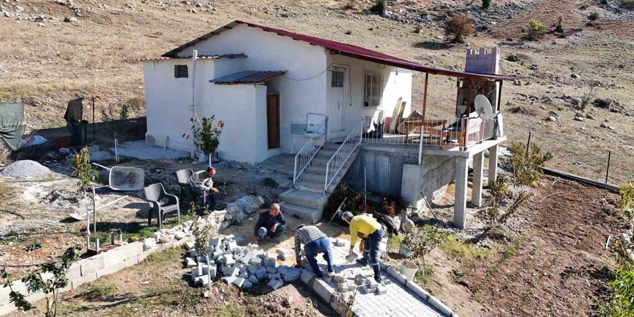 Tarsus’ta Engelli Bireyin Güvenliği İçin Parke Çalışması Yapıldı