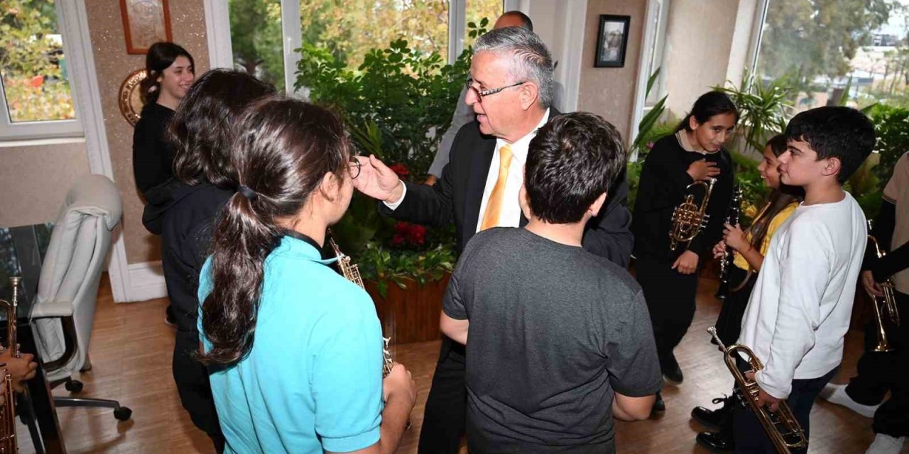 Geleceğin Müzisyenlerinden Başkan Topaloğlu’na Öğretmenler Günü Sürprizi