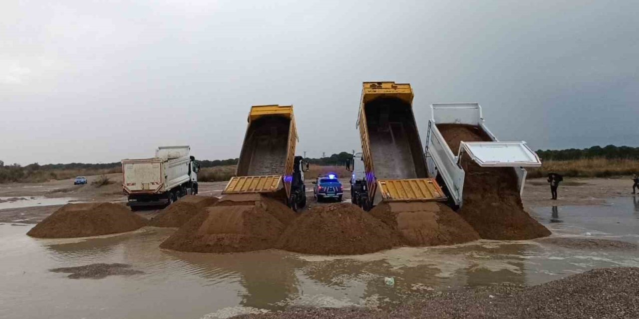 Antalya’da Kumları Çalıp Sahilleri Talan Etmişlerdi: Kamyonlar Dolusu Plaj Kumu Bulundu