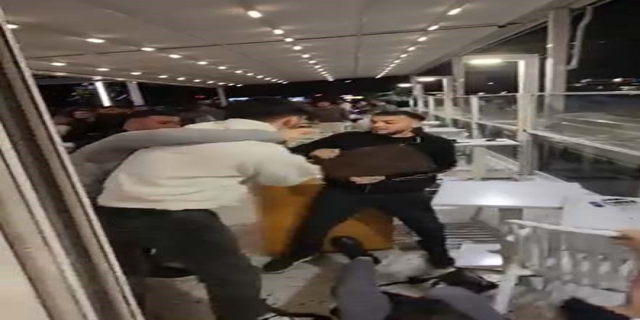 Mersin’de Kafedeki Kavgada Yumruklar Havada Uçuştu