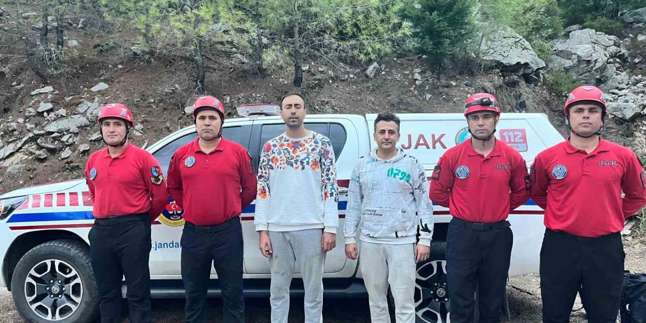 Yürüyüş Sırasında Kaybolan 2 Genç, 15 Saat Sonra Jak Timleri Tarafından Bulundu