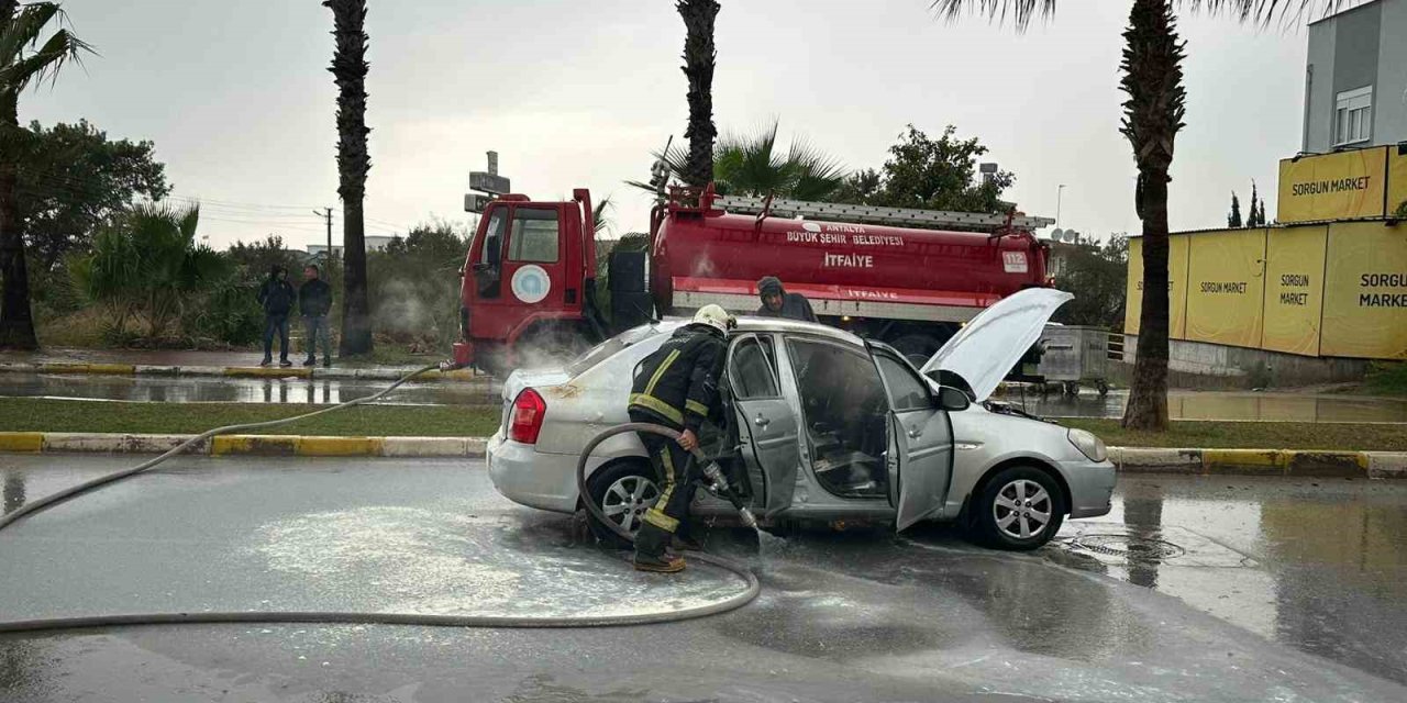 Seyir Halindeki Otomobil Yandı: Sürücü Kendisini Araçtan Dışarı Attı