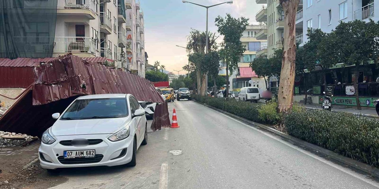 Alanya’da Fırtına İnşaat Korkuluklarını Uçurdu, Park Halindeki Araca Zarar Verdi