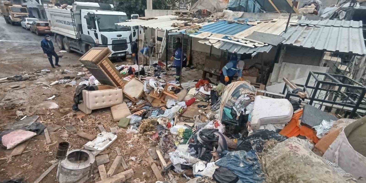 Mersin’de Bir Evden 10 Kamyon Çöp Çıkarıldı