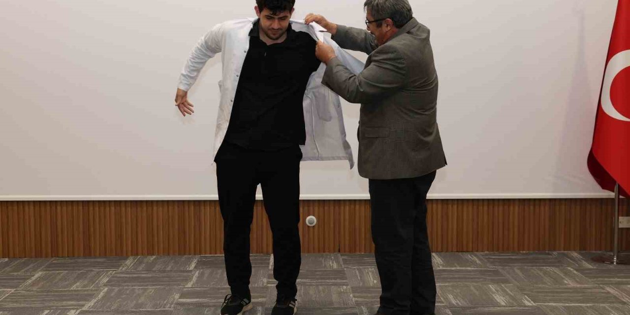 Alkü’lü Diş Hekimliği Fakültesi Öğrencileri Beyaz Önlüklerini Giydi