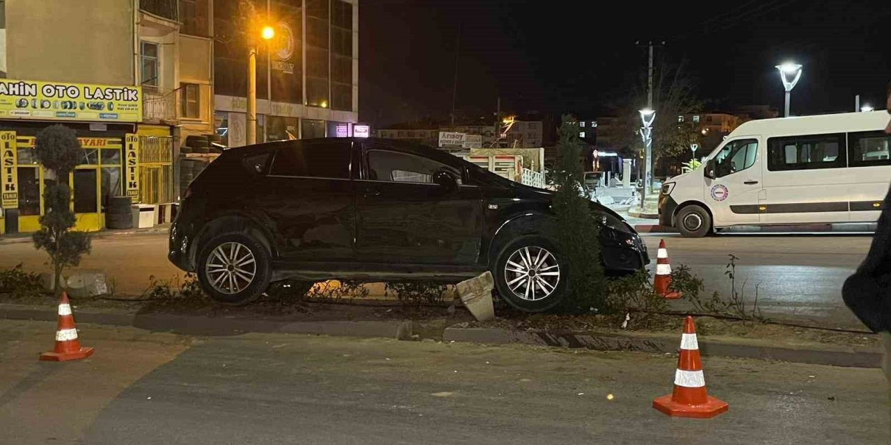 Karaman’da Kontrolden Çıkan Otomobil Refüjde Askıda Kaldı