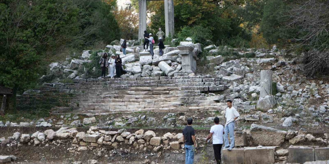 Termessos’ta İlk Kazıda Dans Eden Kadınlar Mezarı, Antiochis’in Anıt Mezarı Ve Figürlü Lahit Parçaları Ortaya Çıkarıldı