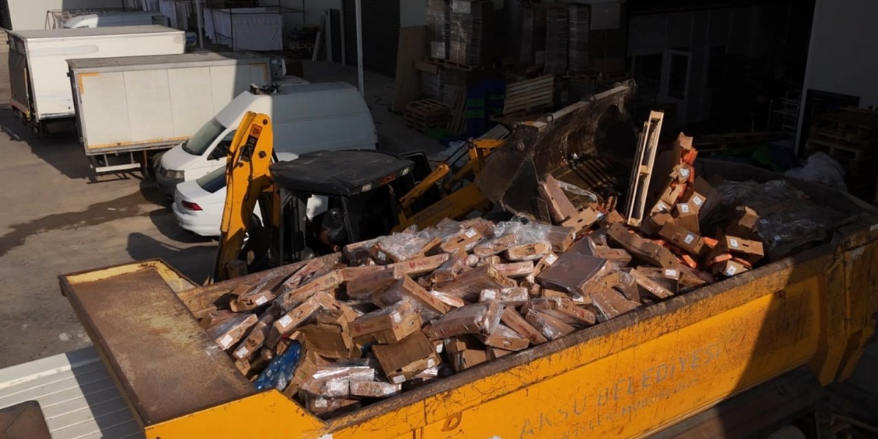 Antalya’da Tarihi Geçmiş 25 Ton Tavuk Ele Geçirildi, 2 İşletme Mühürlendi