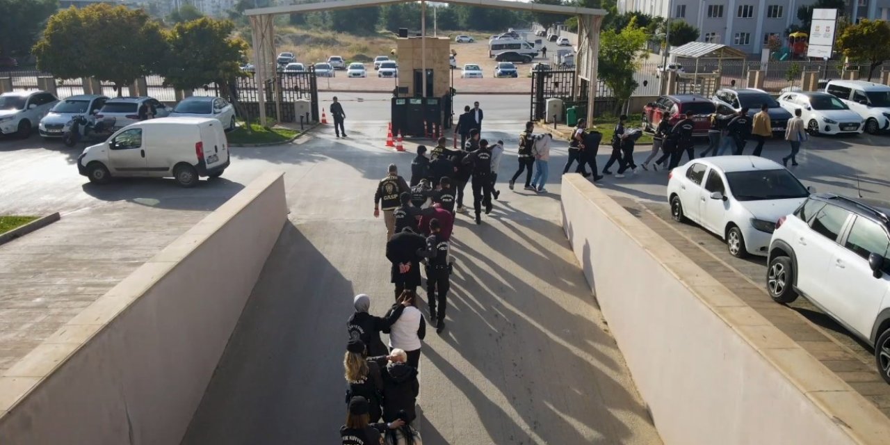 Sosyal Medyadan Sahte Kadın Profiliyle Kandırdıkları Erkeklere Eğlence Mekanında 10 Kat Hesap Ödetmişler