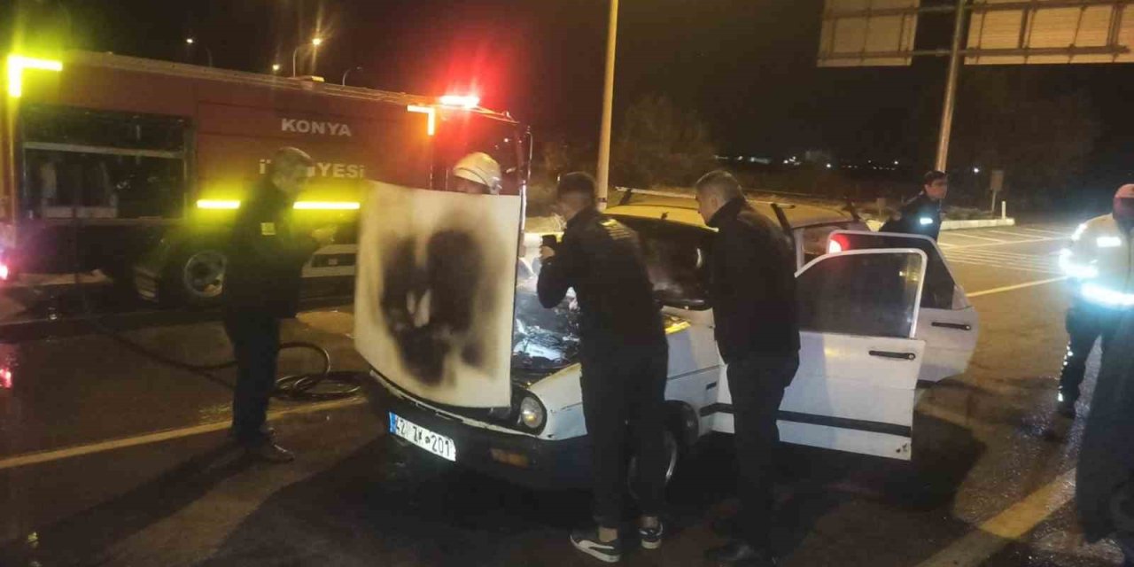 Konya’da Trafik Işığında Araç Yandı