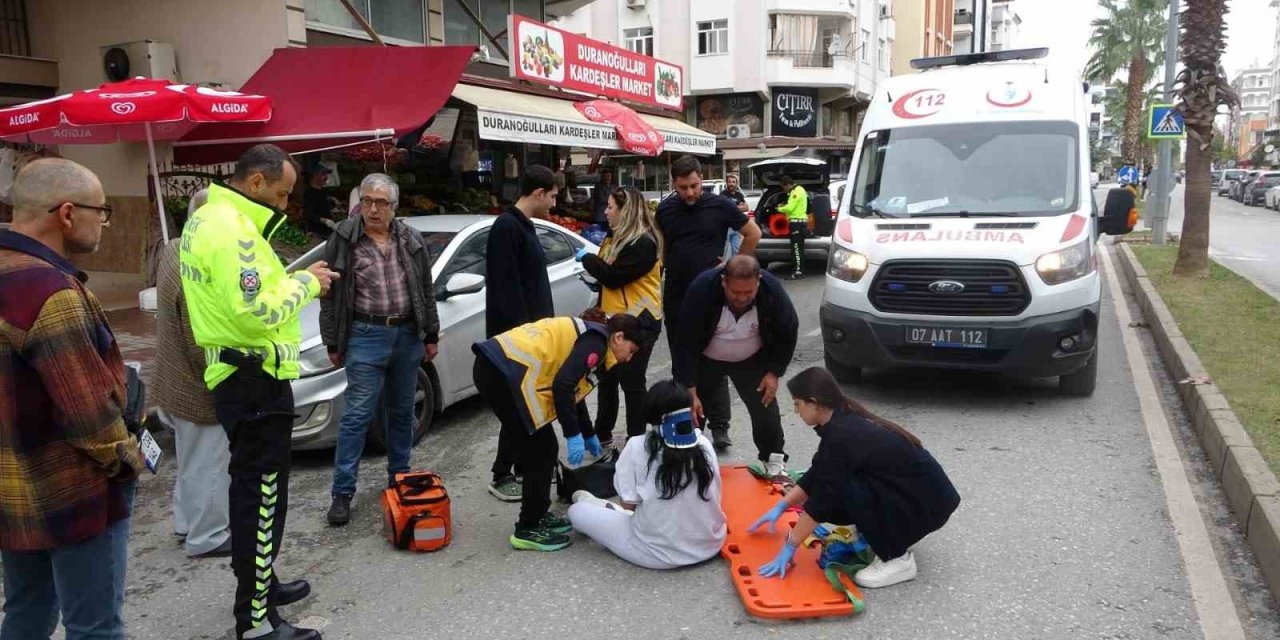 Aracın Açılan Kapısına Çarpan Motosikletteki 2 Kişi Yaralandı