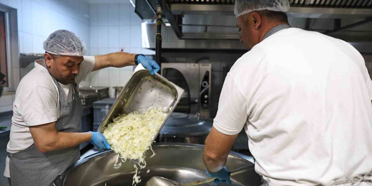 Alanya Aşevi’nden İhtiyaç Sahiplerine Günde 2 Öğün Sıcak Yemek