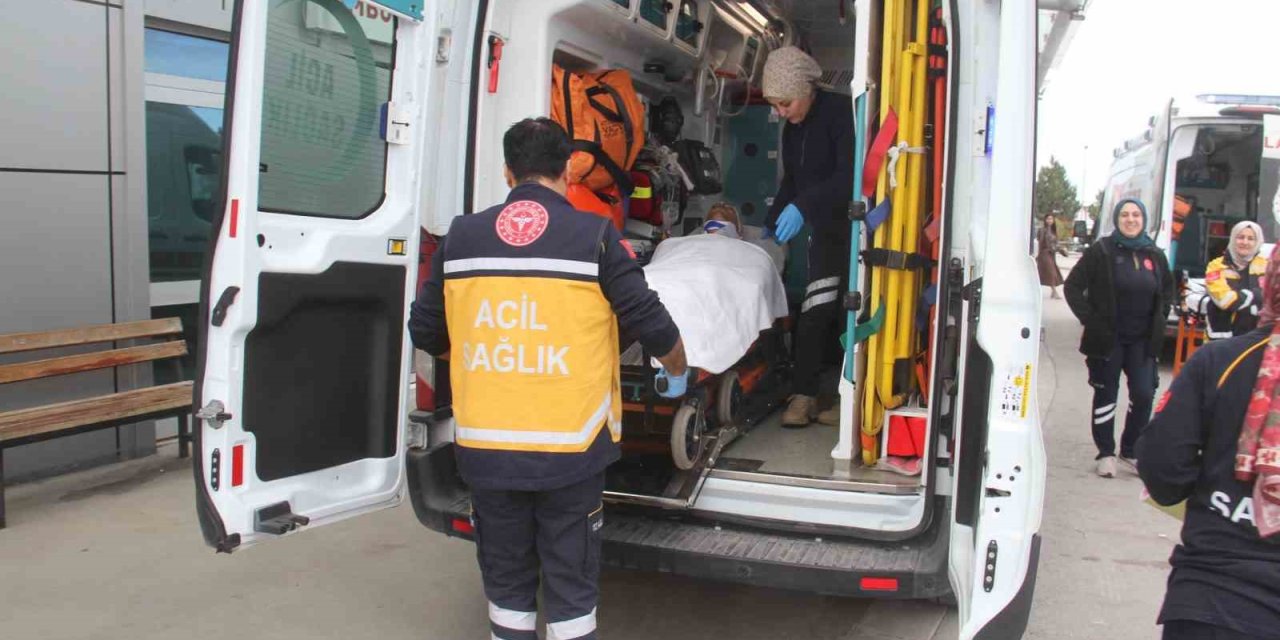 Ahırda Dananın Teptiği Besici Hastanelik Oldu