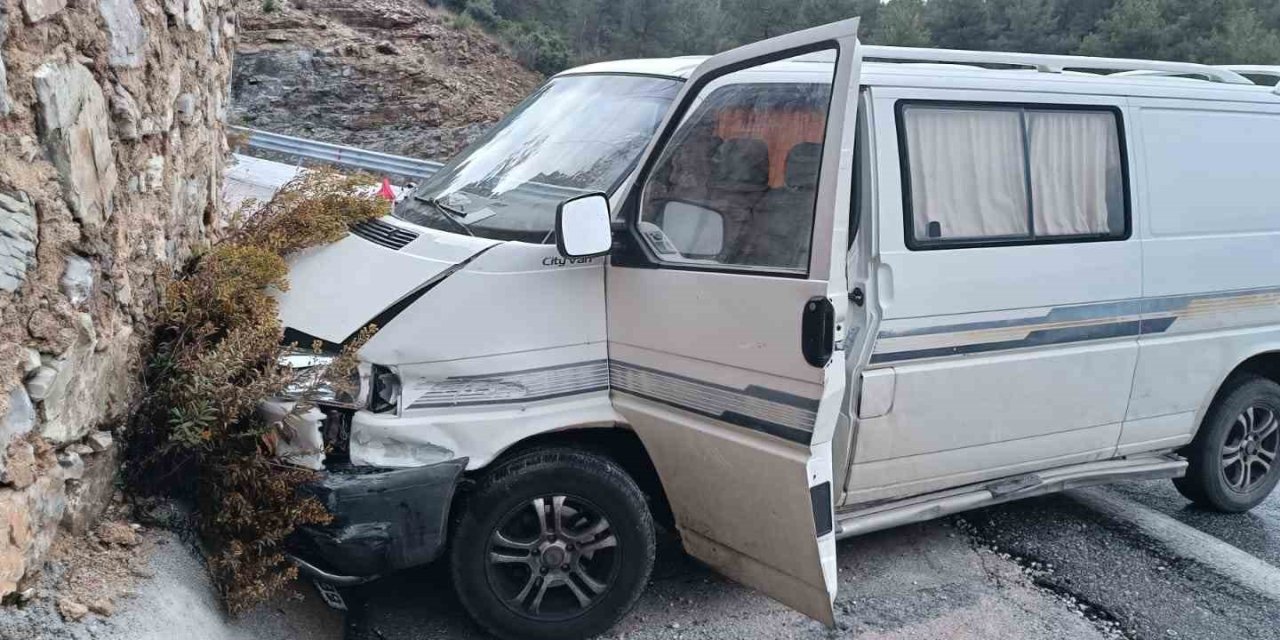 Antalya’da İstinat Duvarına Çarpan Aracın Sürücüsü Yaralandı