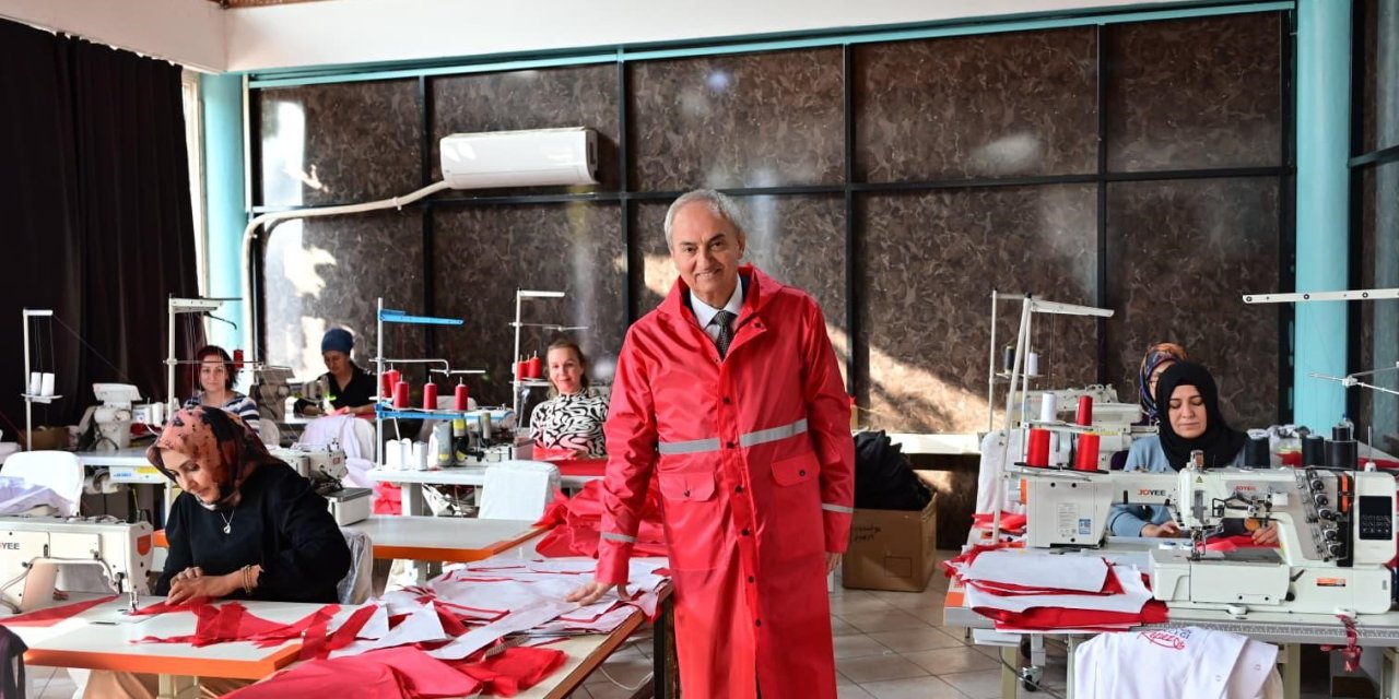 Başkan Kocagöz Kadın Emeğiyle Üretilen Yağmurlukları Bizzat Test Etti