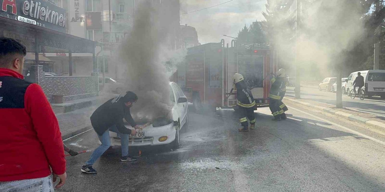 Seyir Halindeki Otomobil Alev Aldı