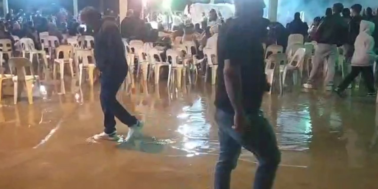 Düğünü Su Basınca, Paçalarını Sıvayıp Oynamaya Devam Ettiler