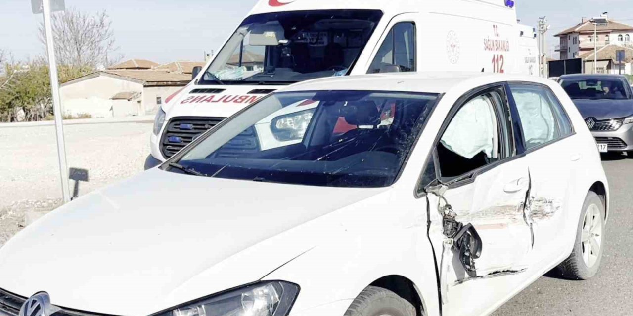 Aksaray’da Kontrolünü Kaybeden Otomobil Refüjden Karşı Şeride Geçti