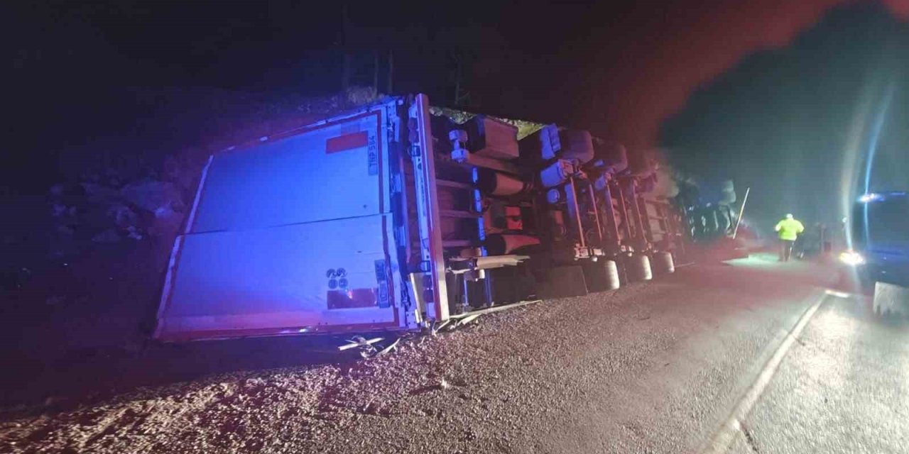 Devrilen Tırın Sürücüsü Hayatını Kaybetti