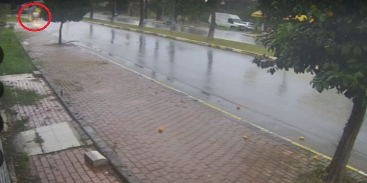 Antalya’da Seyir Halindeki Otomobil Bir Anda Alev Topuna Döndü, Sürücü Kendini Dışarıya Attı