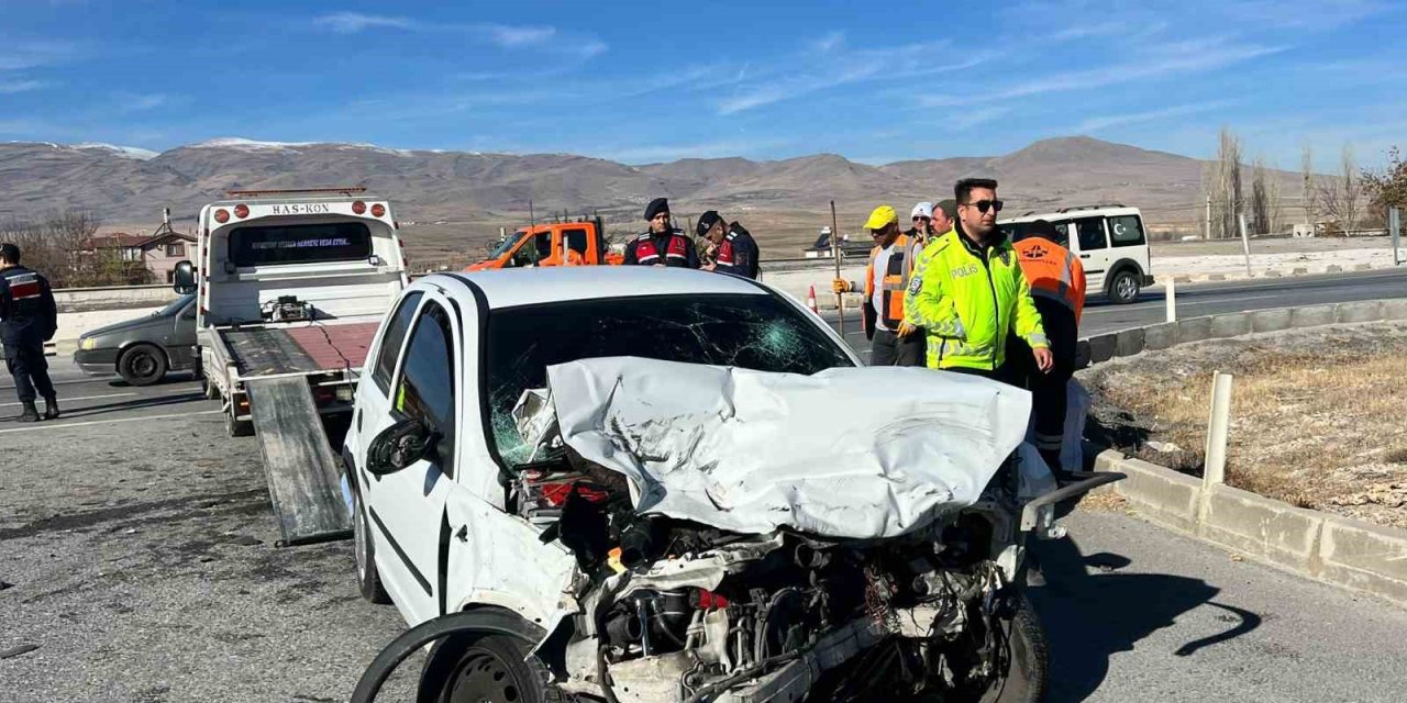 Niğde-Kayseri Yolunda Otomobil ile Kamyon Çarpıştı