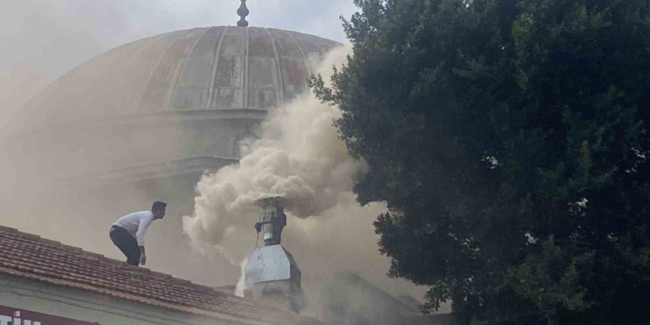 Antalya’da Restoran Bacasındaki Yangın Sokağı Dumana Boğdu