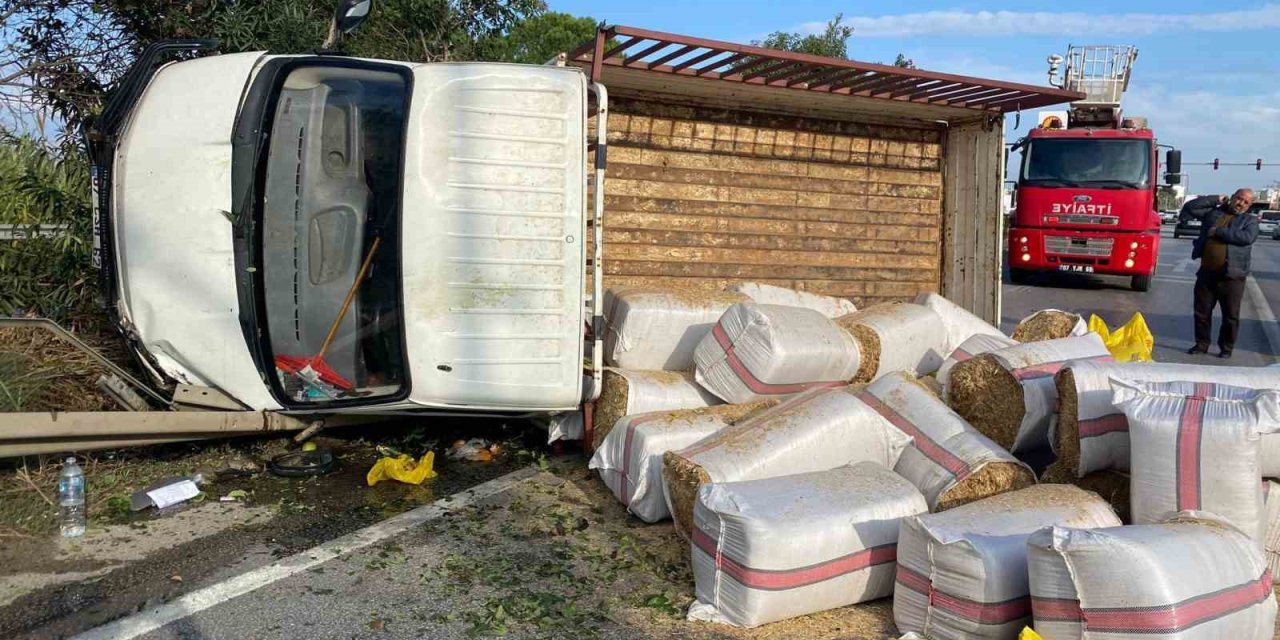 Antalya’da Saman Yüklü Kamyonet Devrildi, Yol Trafiğe Kapandı