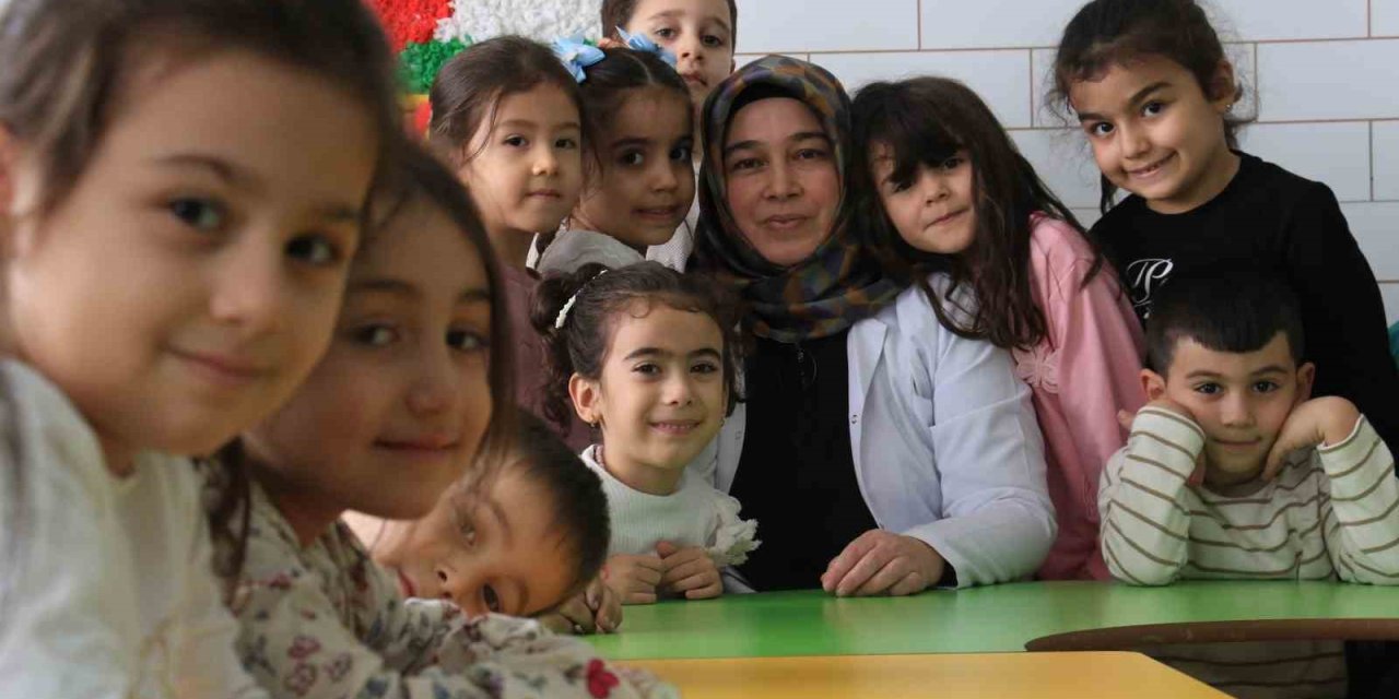 3 Çocuk Annesinin Azmi: Hayvancılıkla Uğraşırken Çocukların İlk Öğretmeni Oldu