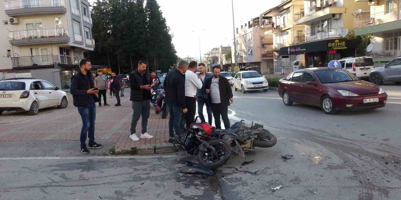 Otomobille Çarpışan Motosikletli, Metrelerce Havaya Savruldu
