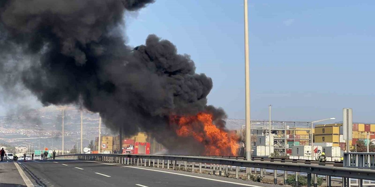 Mazot Yüklü Tanker Alev Alev Yandı, Gökyüzünü Kara Dumanlar Kapladı