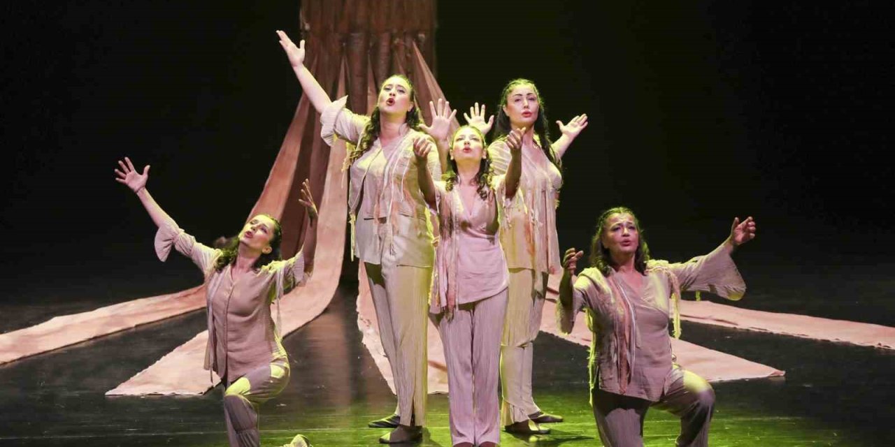 Mersin’de Emekli Evi Üyeleri ‘ben Anadolu’ Oyununa Yoğun İlgi Gösterdi