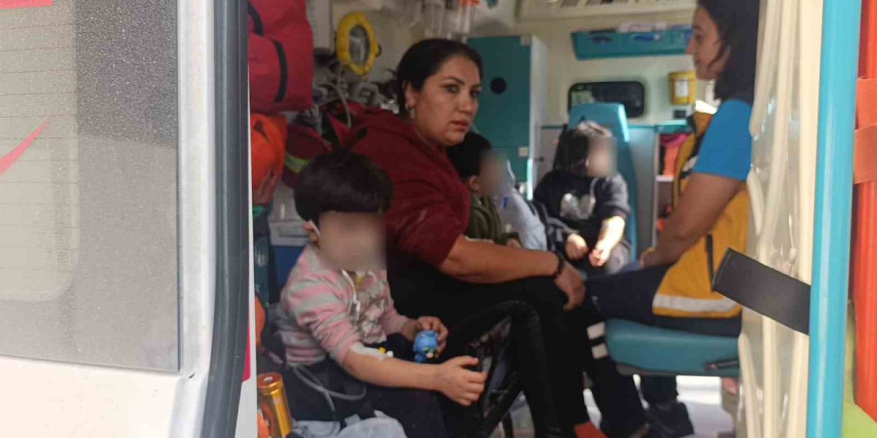 Alevler İçindeki Dairede Mahsur Kalan 3 Küçük Çocuğu İnşaat İşçileri Ve Mahalle Sakinleri Kurtardı