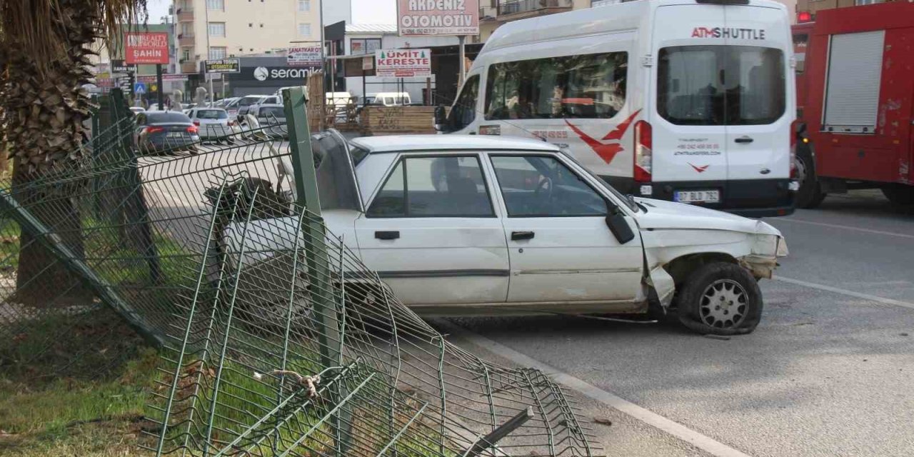 Serik’te Yoldan Çıkan Otomobil Bariyerlere Çarparak Durabildi