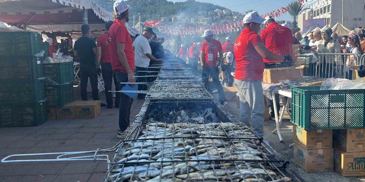 Alanya’da Geleneksel Hamsi Festivali Başladı 7 Ton Hamsi Ücretsiz Dağıtılacak