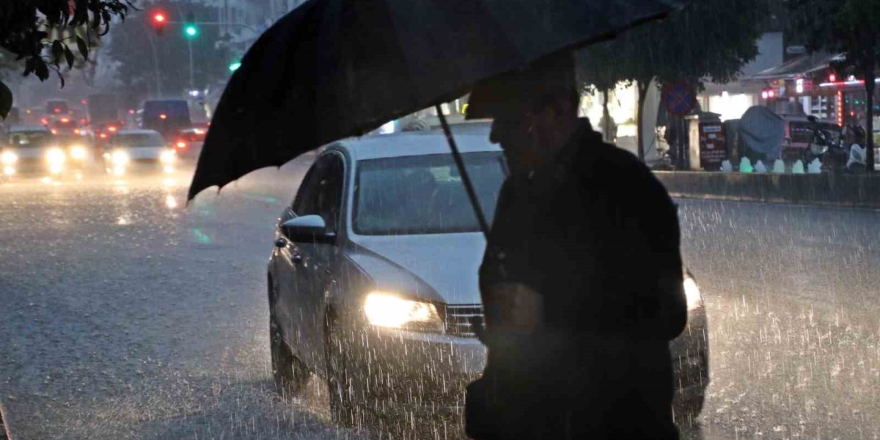 Sarı Alarm İle Uyarılan Antalya’da Sağanak Etkisini Gösteriyor