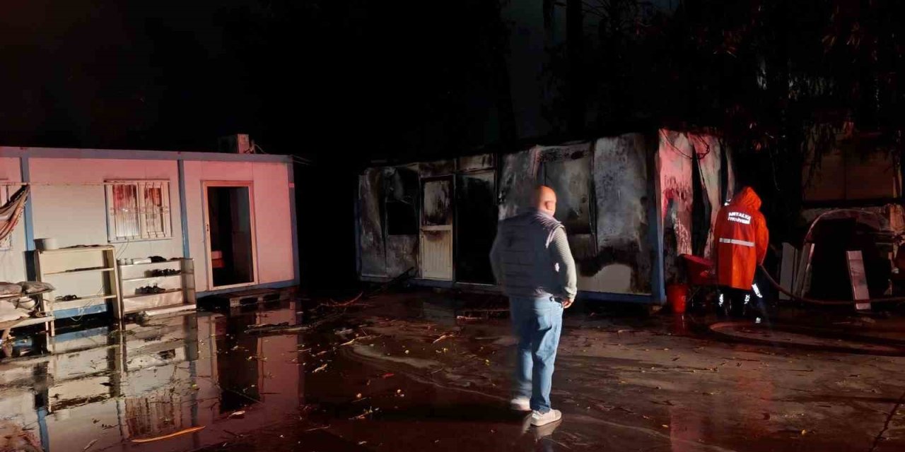 Yıldırım Yangına Sebep Oldu Konteyner Küle Döndü