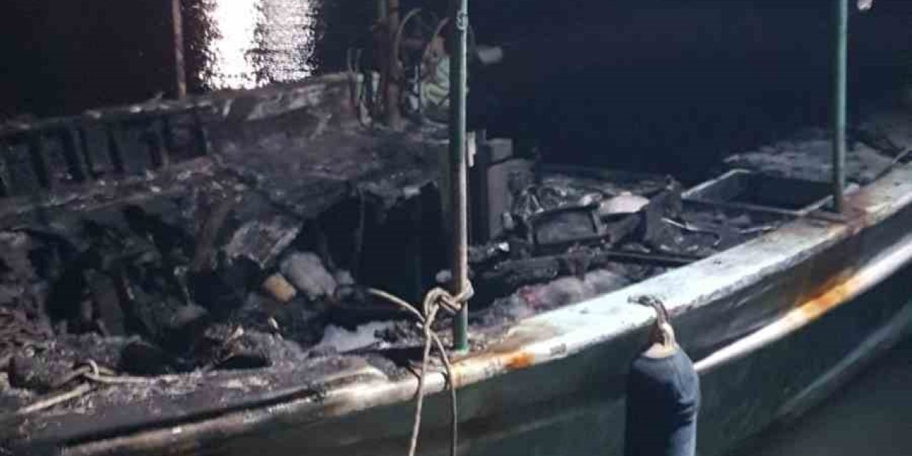 Antalya’da Düşen Yıldırım 3 Tekneyi Küle Çevirdi