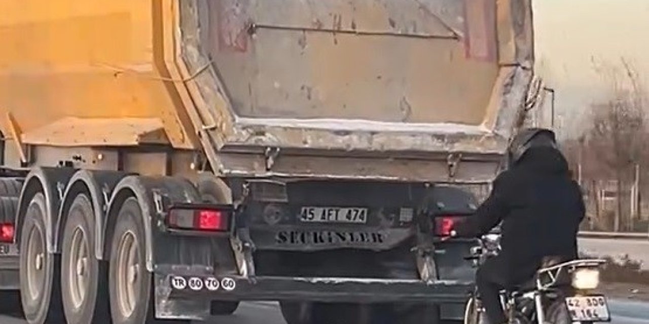 Seyir Halindeki Tırın Peşinde Motosikletli Tehlikeli Yolculuk