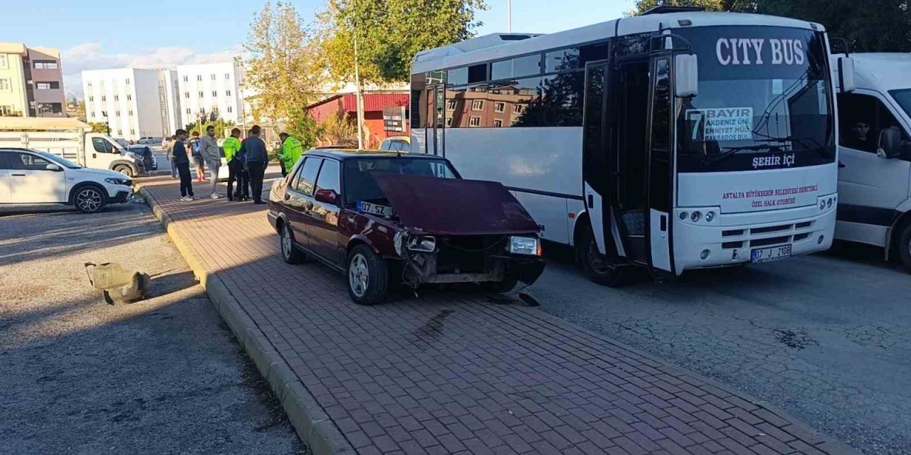 Ehliyetsiz Sürücünün Kullandığı Otomobil Halk Otobüsü Ve Motosiklete Çarptı: 1 Yaralı