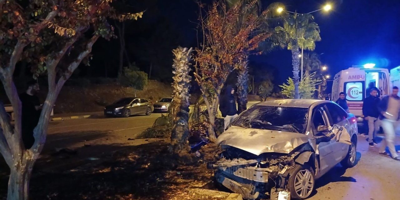 Antalya’da Palmiyeye Çarpan Otomobilin Sürücüsü Yaralandı