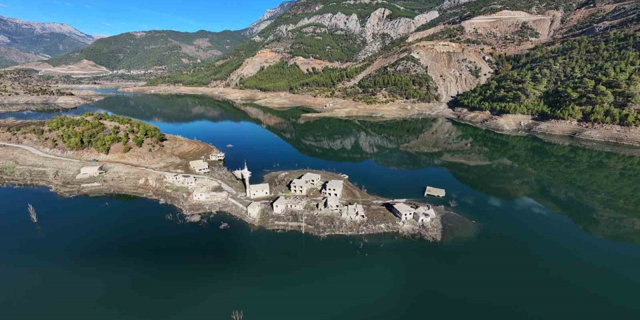 Kuraklık Kıbrıs’a İçme Suyu Sağlayan Barajı Da Vurdu: Su Altındaki Köy Ortaya Çıktı